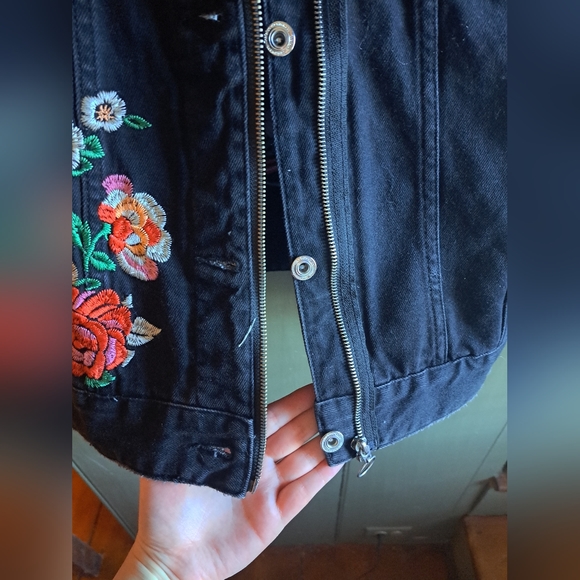 Zara Floral Embroidered black denim zip & button jacket. Size small - Picture 5 of 9